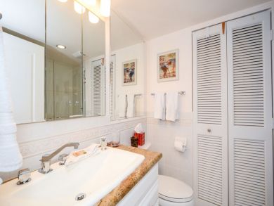 Beautiful Siesta Key Vacation Condo Walk to Beach with Pool