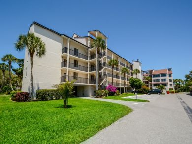 Beautiful Siesta Key Vacation Condo Walk to Beach with Pool