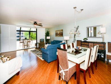 Beautiful Siesta Key Vacation Condo Walk to Beach with Pool