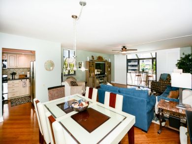 Beautiful Siesta Key Vacation Condo Walk to Beach with Pool