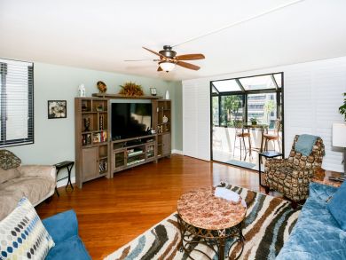 Beautiful Siesta Key Vacation Condo Walk to Beach with Pool