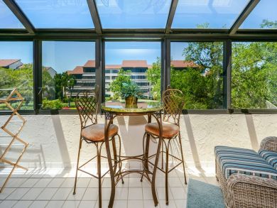 Beautiful Siesta Key Vacation Condo Walk to Beach with Pool