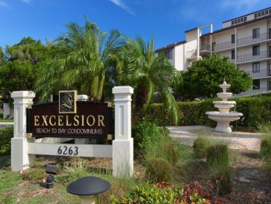 Beautiful Siesta Key Vacation Condo Walk to Beach with Pool