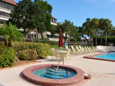 Beautiful Siesta Key Vacation Condo Walk to Beach with Pool