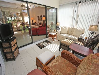 Beautiful Naples Vacation Villa Short Walk to Beach Sleeps 4