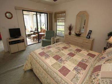 Beautiful Naples Vacation Villa Short Walk to Beach Sleeps 4