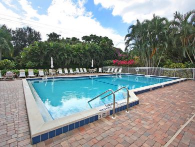 Beautiful Naples Vacation Villa Short Walk to Beach Sleeps 4