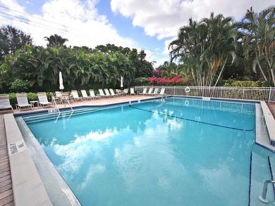 Beautiful Naples Vacation Villa Short Walk to Beach Sleeps 4