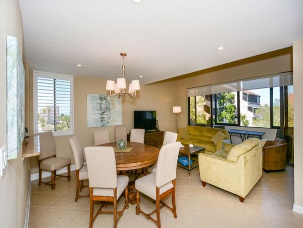 Siesta Key Vacation Condo Short walk to Beach + Den