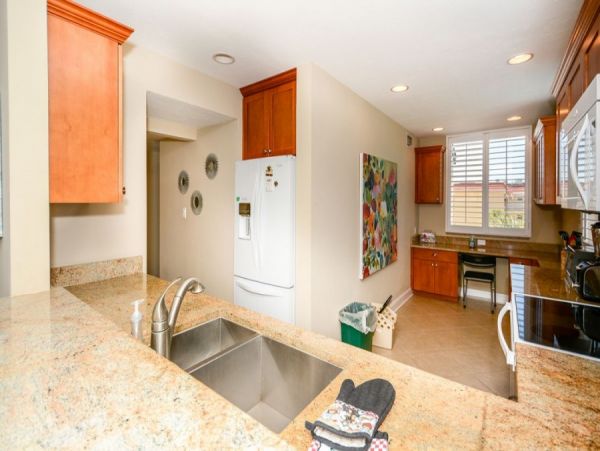 Siesta Key Vacation Condo Short walk to Beach + Den
