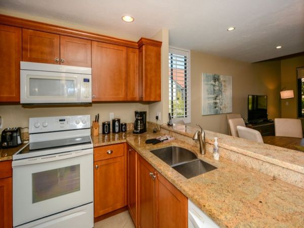Siesta Key Vacation Condo Short walk to Beach + Den