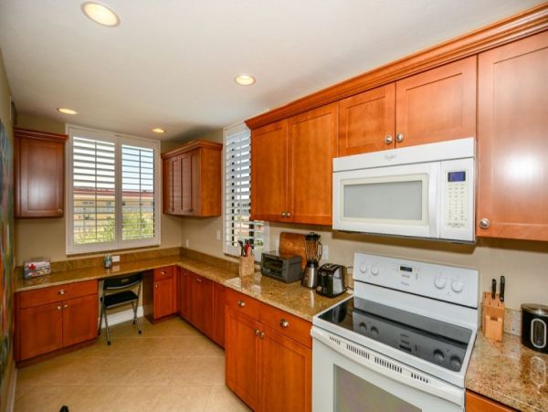 Siesta Key Vacation Condo Short walk to Beach + Den