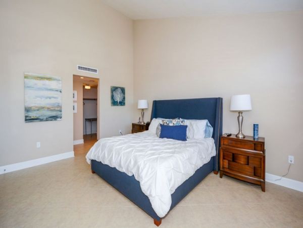 Siesta Key Vacation Condo Short walk to Beach + Den