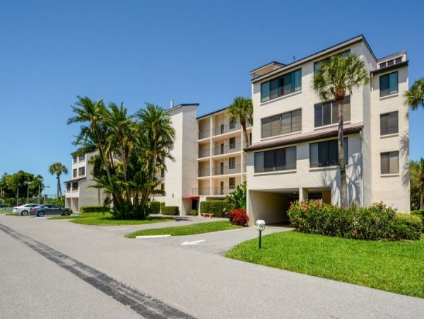 Siesta Key Vacation Condo Short walk to Beach + Den
