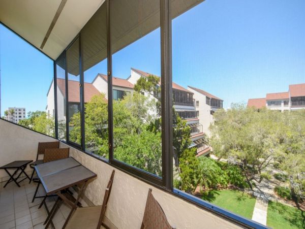 Siesta Key Vacation Condo Short walk to Beach + Den