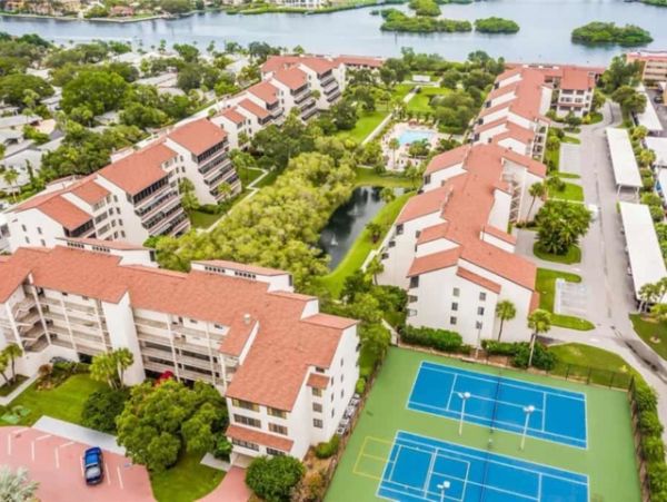 Siesta Key Vacation Condo Short walk to Beach + Den