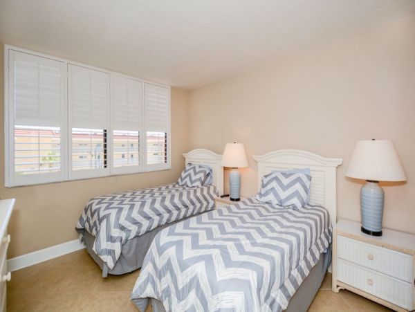 Siesta Key Vacation Condo Short walk to Beach + Den