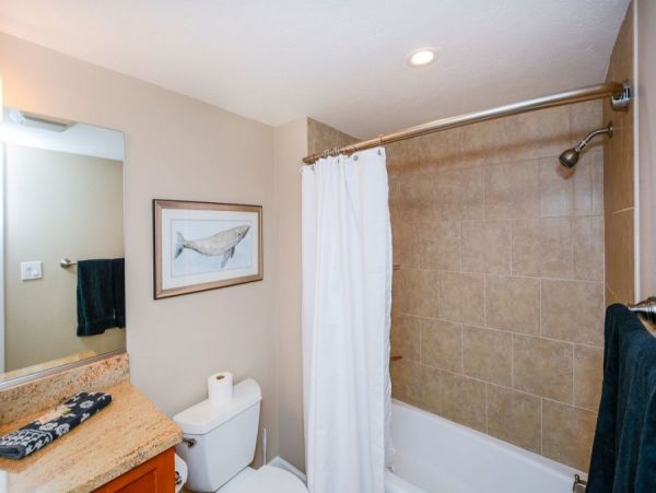 Siesta Key Vacation Condo Short walk to Beach + Den