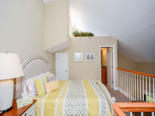 Siesta Key Vacation Condo Short walk to Beach + Den
