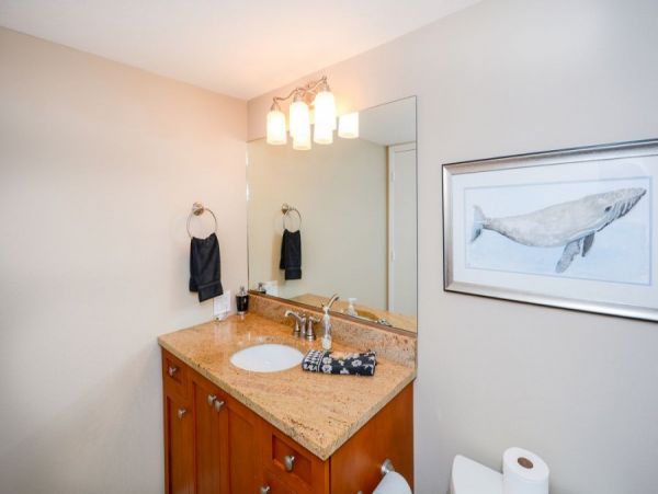 Siesta Key Vacation Condo Short walk to Beach + Den