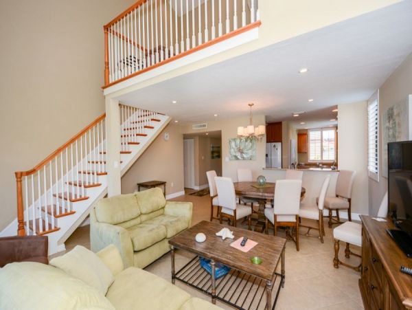 Siesta Key Vacation Condo Short walk to Beach + Den