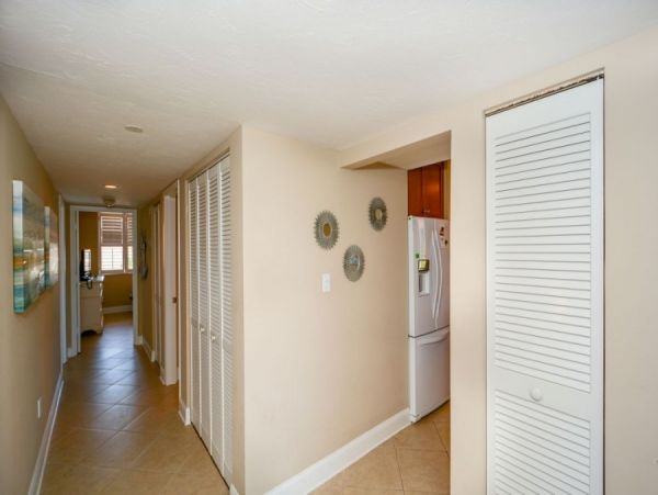 Siesta Key Vacation Condo Short walk to Beach + Den