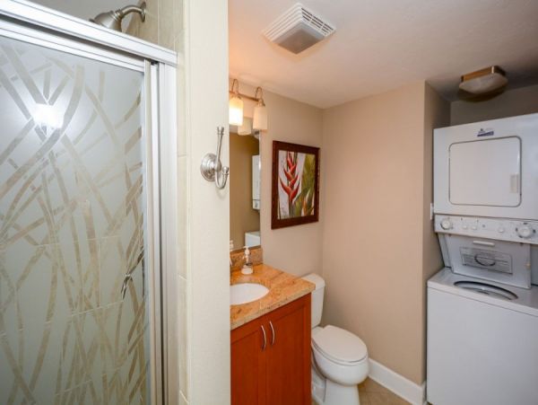 Siesta Key Vacation Condo Short walk to Beach + Den