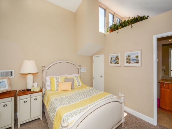Siesta Key Vacation Condo Short walk to Beach + Den