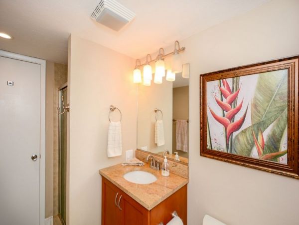 Siesta Key Vacation Condo Short walk to Beach + Den
