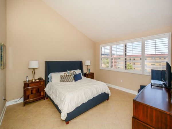 Siesta Key Vacation Condo Short walk to Beach + Den