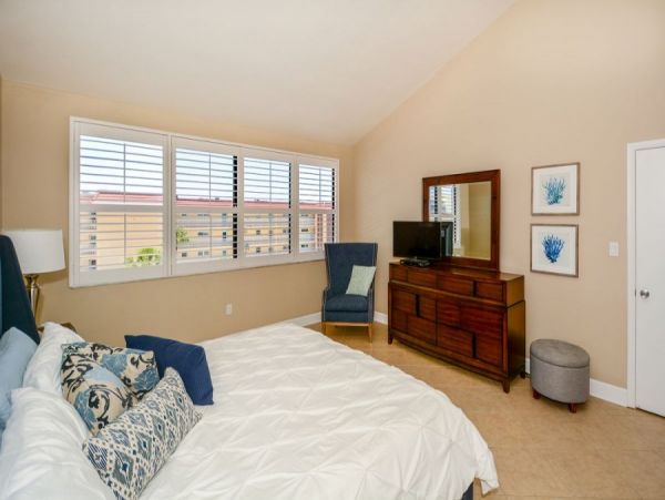 Siesta Key Vacation Condo Short walk to Beach + Den