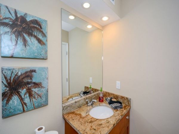 Siesta Key Vacation Condo Short walk to Beach + Den