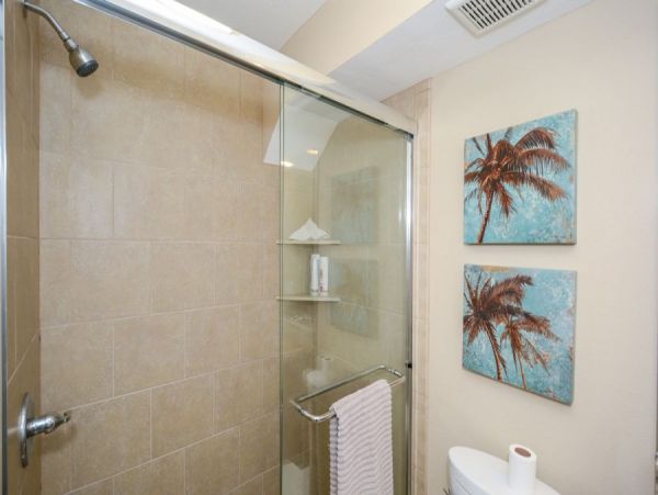 Siesta Key Vacation Condo Short walk to Beach + Den