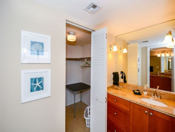 Siesta Key Vacation Condo Short walk to Beach + Den