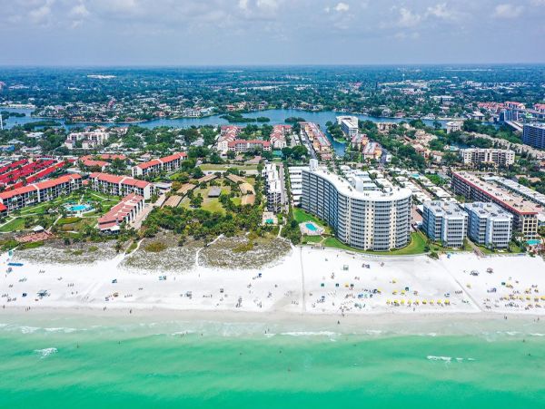 Siesta Key Two Bedroom Condo Just a Few Steps to the Beach
