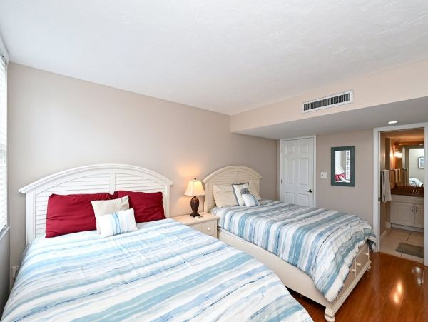 Siesta Key Two Bedroom Condo Just a Few Steps to the Beach