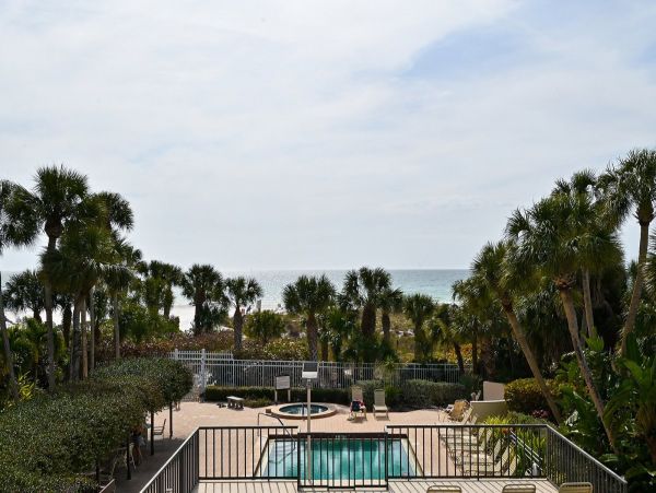 Siesta Key Two Bedroom Condo Just a Few Steps to the Beach