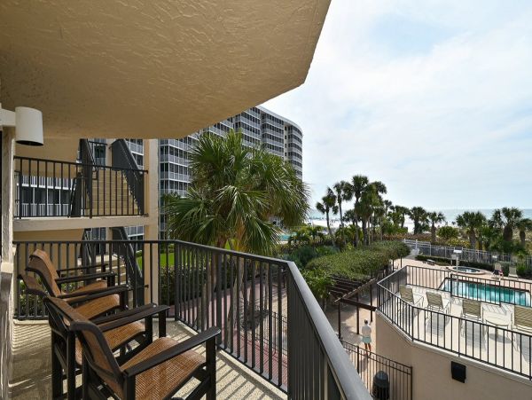 Siesta Key Two Bedroom Condo Just a Few Steps to the Beach