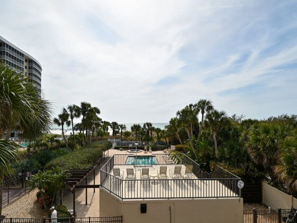 Siesta Key Two Bedroom Condo Just a Few Steps to the Beach
