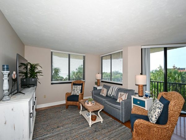 Siesta Key Two Bedroom Condo Just a Few Steps to the Beach