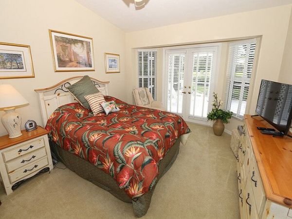 Beautiful Naples Vacation Home with Communal Pool Sleeps 4