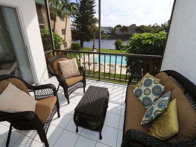 Naples Charming Two Bedroom Condo