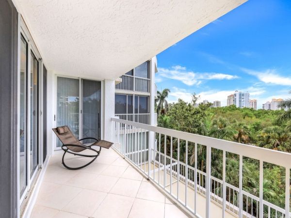 Great Value Two Bedroom Vacation Condo with Pool in Naples