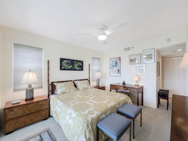 Great Value Two Bedroom Vacation Condo with Pool in Naples