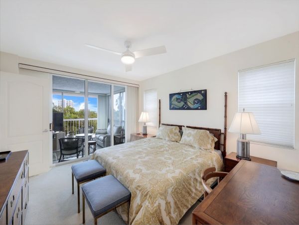 Great Value Two Bedroom Vacation Condo with Pool in Naples