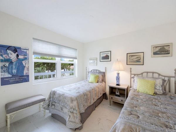 Great Value Two Bedroom Vacation Condo with Pool in Naples
