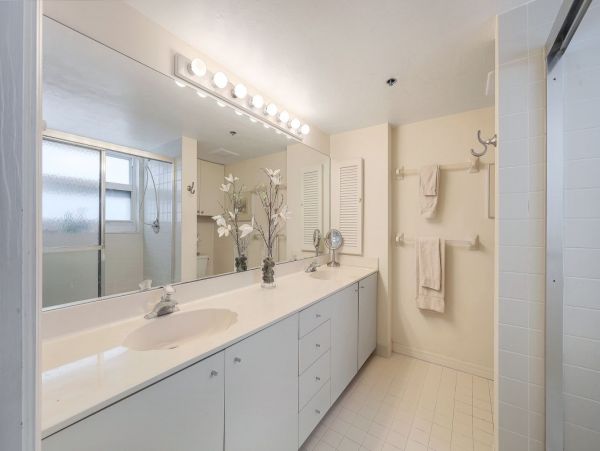 Great Value Two Bedroom Vacation Condo with Pool in Naples
