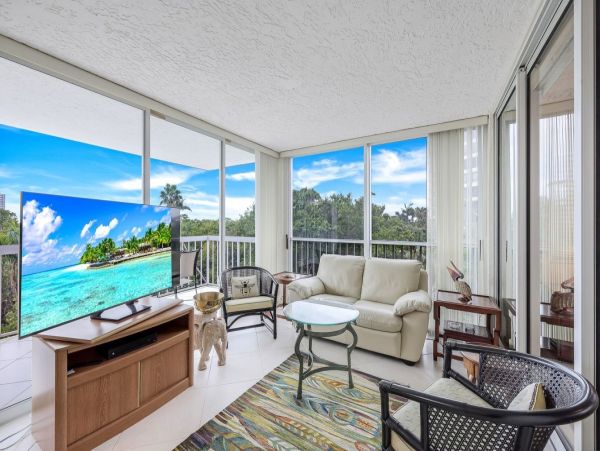Great Value Two Bedroom Vacation Condo with Pool in Naples