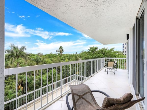 Great Value Two Bedroom Vacation Condo with Pool in Naples