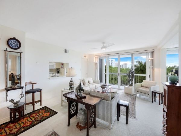 Great Value Two Bedroom Vacation Condo with Pool in Naples